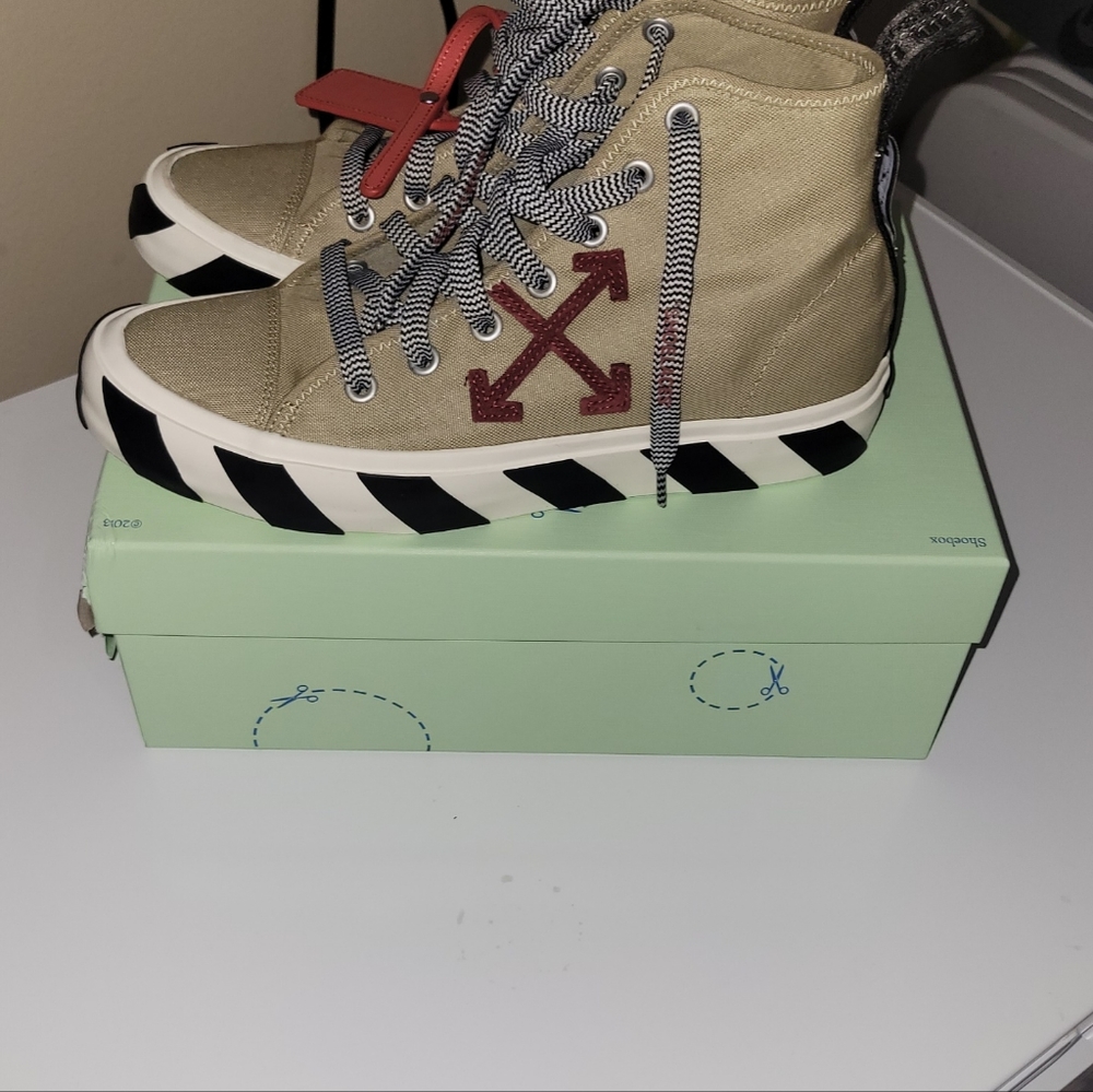 Off-white - Picture 4 of 4